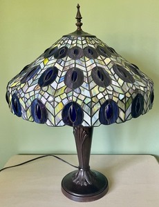 lot 3 image: Tiffany Style Lamp