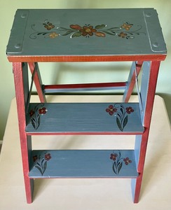 lot 112 image: Rosemaling Painted Step Stool