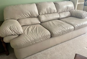 lot 110 image: Flexsteel Pigmented Top Grain Leather Sofa