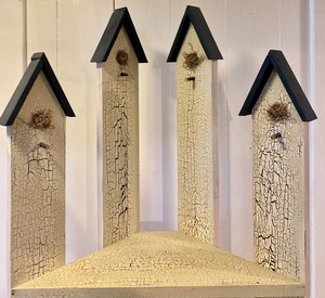 lot 84 image: Beautiful Birdhouse Shelf