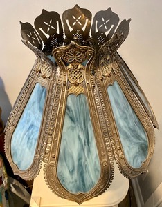 lot 4 image: Beautiful Vintage Blue Slag Lamp
