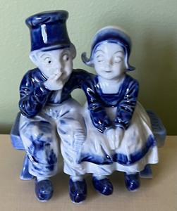 lot 153 image: Delft Collectible House and Salt and Pepper Set