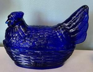 lot 156 image: 4 Cobalt Blue Chicken Themed Lidded Dishes