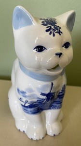 lot 174 image: Wonderful White and Blue Delft Decor and More
