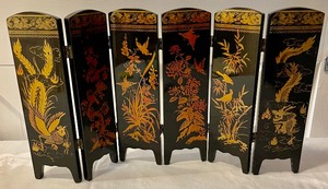 lot 184 image: Petite Asian Inspired Screen