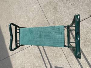 lot 220 image: Collapsible Gardening Bench