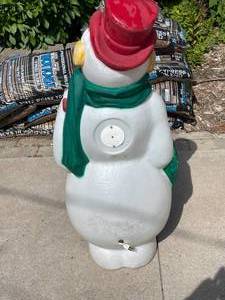 lot 231 image: Vintage Blow Mold Lighted Snowman