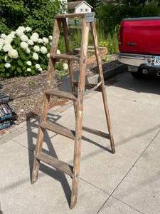 lot 232 image: 5 Foot Wooden Step Ladder