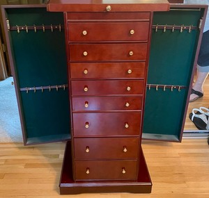 lot 350 image: Classy Jewelry Cabinet