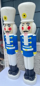 lot 366 image: Vintage Plastic Blow Mold Soldiers