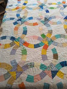 lot 44 image: Vintage Colorful Quilt