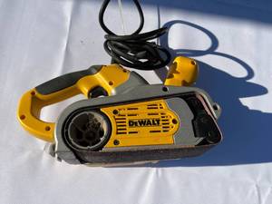 lot 290 image: DeWalt Belt Sander 3x 21 Inches Model DW432