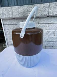 lot 305 image: Vintage Coleman Drink Cooler