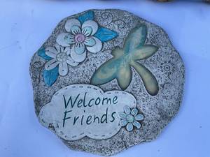 lot 307 image: Welcome Friends Stepping Stone and 4 Decorative Bird Nesting Pieces