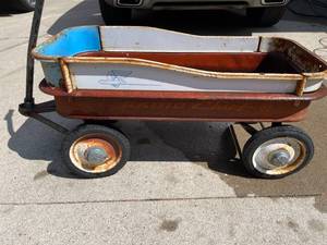 lot 311 image: Early 70s Radio Chief Wagon
