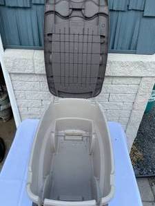 lot 352 image: Suncast Gardening Cart Model GDS200