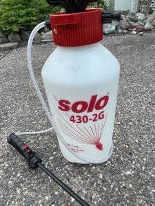 lot 353 image: Solo 2 Gallon Lawn Sprayer Model 430