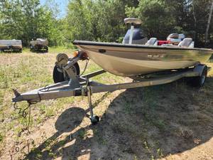 lot 3 image: 2004 Crestliner Fishing Boat with Mercury 90 Outboard Motor and Prestige 1750 CMV Single Axle Trailer