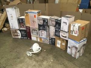 lot 32 image: Mix Pallet of Home Light Fixtures and Chandeliers - Various Models and Conditions - Review all pictures