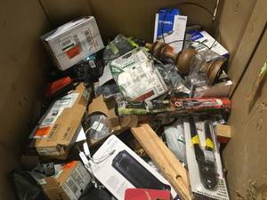 lot 42 image: Mix Pallet of Home Decor Items & Houseware, Hand Tools - Customer Returns - Review all pictures