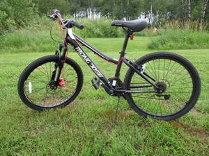 lot 12 image: Mongoose Excursion Bike