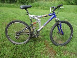 lot 26 image: Mongoose XR 200 Bike