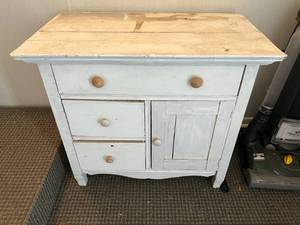 lot 53 image: Vintage Dresser