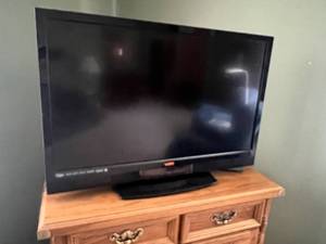 lot 7 image: Vizio 42 TV