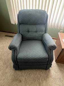 lot 8 image: Swivel Rocker Recliner