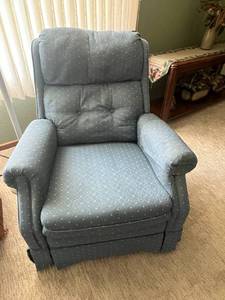 lot 9 image: Swivel Rocker Recliner