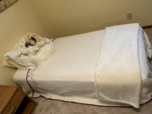 lot 26 image: Bed