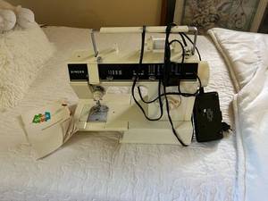 lot 35 image: Singer Sewing Machine