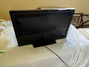 lot 36 image: Vizio 32 TV