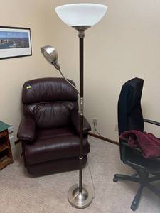 lot 39 image: Floor Lamp