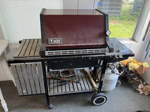 lot 61 image: Weber Grill with Tank & Cover
