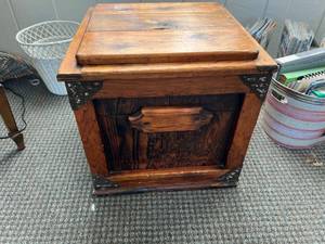 lot 67 image: Wood Chest