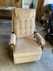 lot 80 image: Swivel Rocker Recliner