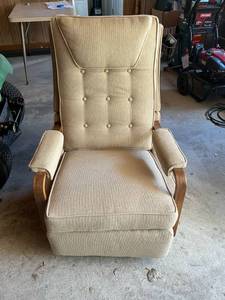 lot 81 image: Swivel Rocker Recliner