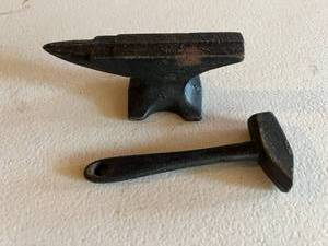 lot 91 image: Miniature Anvil & Hammer