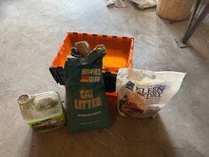 lot 104 image: Tote with Floor Cleaners
