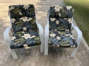 lot 107 image: Patio Chairs