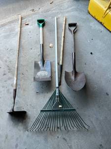 lot 120 image: Yard Tools