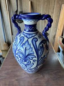 lot 126 image: Decorative Vase