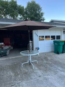 lot 130 image: Patio Table & Umbrella