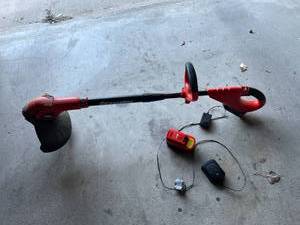 lot 131 image: Black & Decker Cordless Trimmer with 2 Batteries & Charger