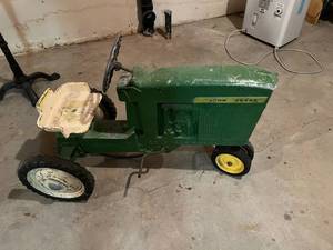 lot 139 image: John Deere Petal Tractor