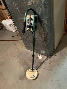 lot 144 image: Magnum 420 Metal Detector