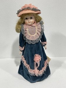 lot 17 image: Heritage Musical Porcelain Doll
