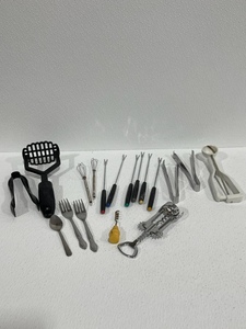 lot 29 image: Assorted Kitchen Utensils