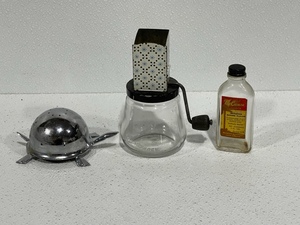lot 31 image: Vintage Kitchen Items